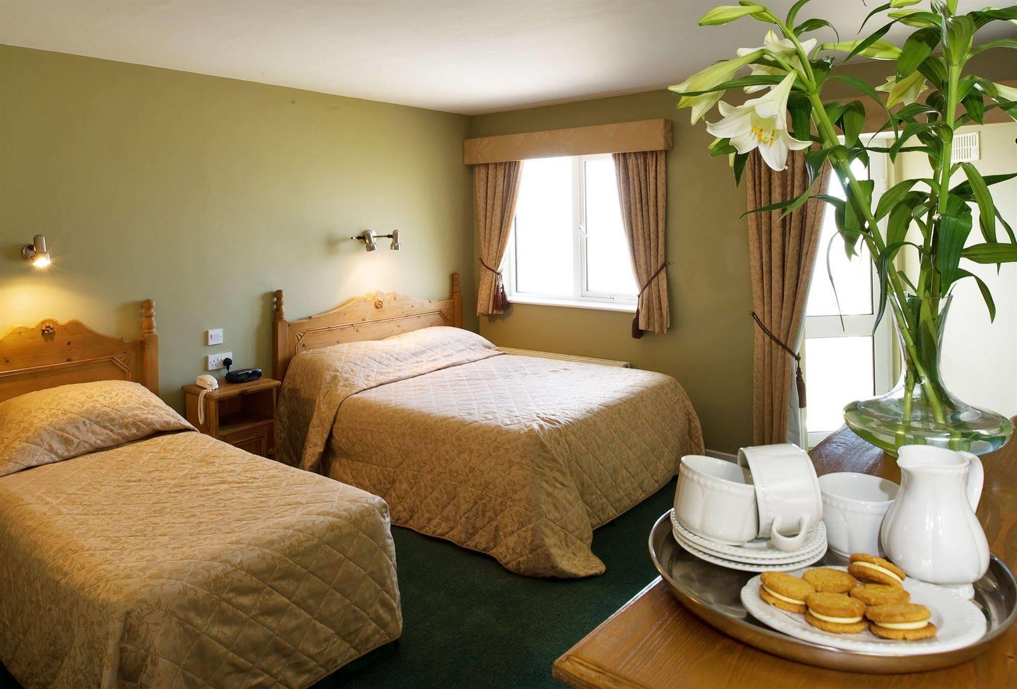 Lehinch Lodge Lahinch Bagian luar foto